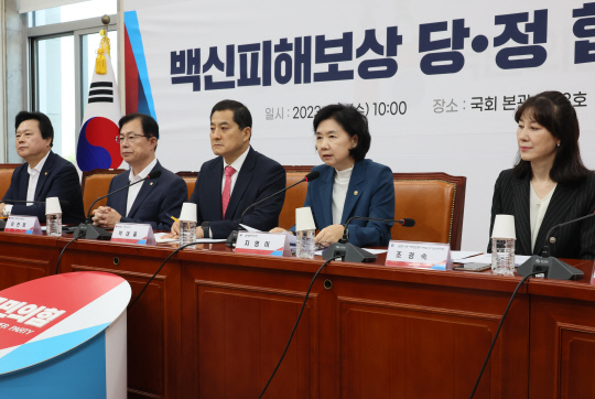 지영미(오른쪽 두번째) 질병관리청장이 6일 국회 본청에서 국민의힘 정책위원회와 함께 개최한 백신피해보상 당·정협의회에서 발언하고 있다.<연합뉴스>